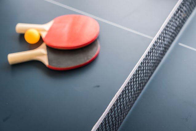 Zdjęcie ilustracyjne przedstawiające rakietki do tenisa stołowego