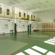 zdjęcie przedstawia pustą małą salę Hali Widowsikowo-Sportowej